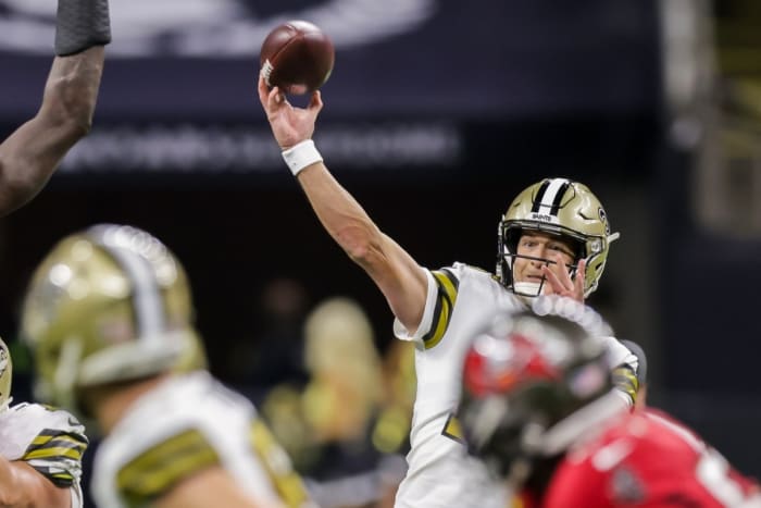 New Orleans Saints quarterback Trevor Siemian (15) passes against Tampa Bay Buccaneers. Mandatory Credit: Stephen Lew-USA TODAY Sports